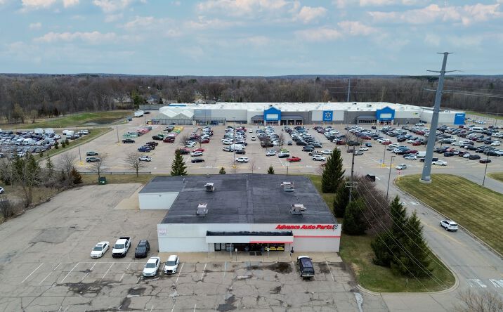 Pictures of Retail property located at 481 E Genesee St, Lapeer, MI 48446 for lease - image #1