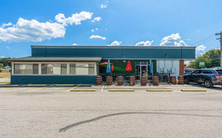 Pictures of Restaurant property located at 5501 Valley Station Rd, Louisville, KY 40272 for lease - image #1