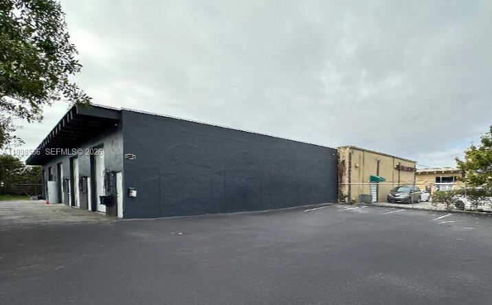 Pictures of Industrial property located at 5818 SW 25th St # 2, West Park, FL 33023 for lease - image #1