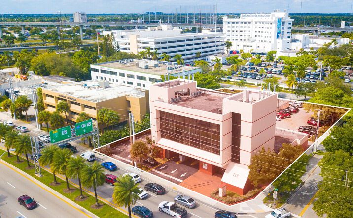 Pictures of Office property located at 101 NW 167th St, North Miami Beach, FL 33169 for lease - image #1