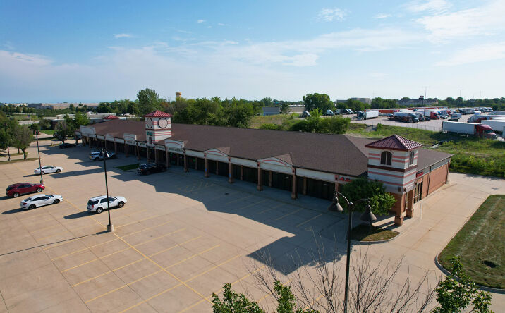 Pictures of Retail property located at 3881 121st St, Urbandale, IA 50323 for lease - image #1