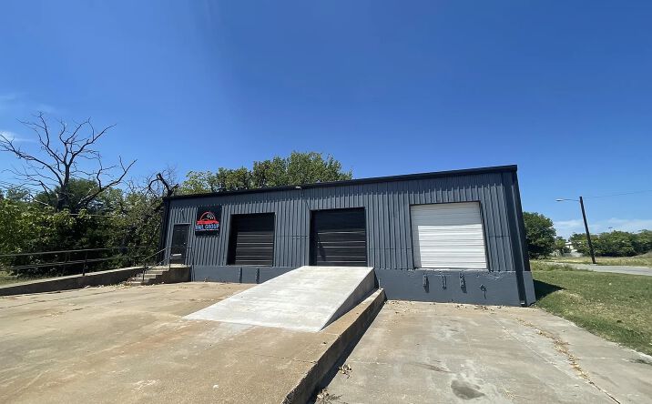 Pictures of Retail, Industrial property located at 719 E Mulberry St, Sherman, TX 75090 for lease - image #1