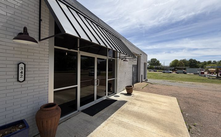 Pictures of Restaurant, Retail, Office property located at 344 1st St, Flora, MS 39071 for lease - image #1