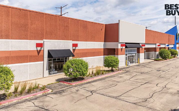 Pictures of Retail property located at 3340 Mall Loop Dr, Joliet, IL 60431 for lease - image #1