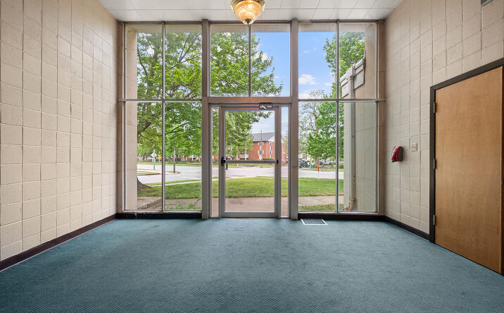 Pictures of Retail property located at 517 E CALHOUN ST, SPRINGFIELD, MO 65802-1910 for lease - image #1