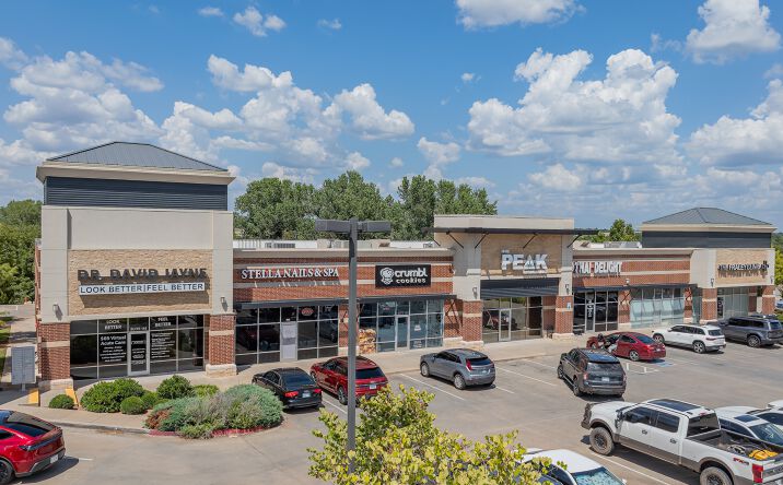 Pictures of Retail property located at 941 W I-35 Frontage, Edmond, OK 73034 for lease - image #1