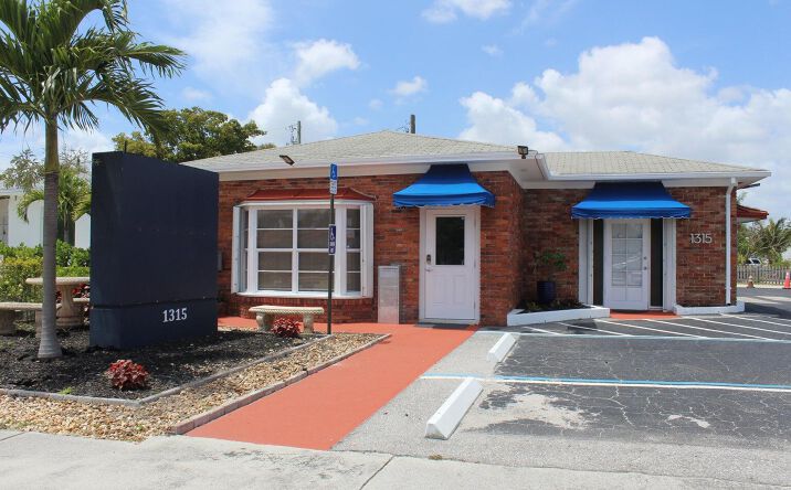 Pictures of Office property located at 1315 N Dixie Highway 4, Lake Worth Beach, FL 33460 for lease - image #1