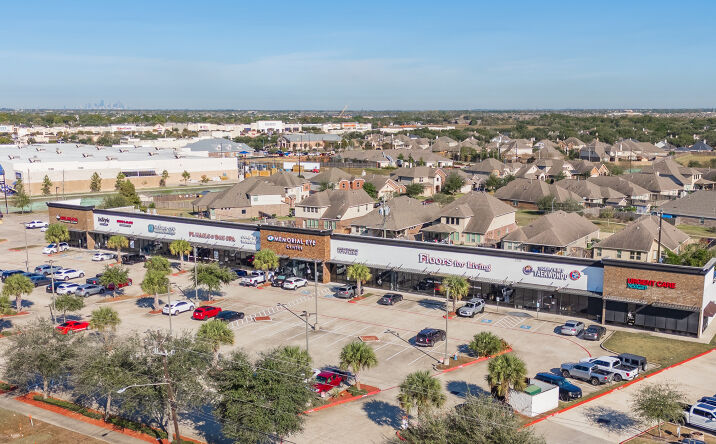 Pictures of Retail property located at 2705 E Broadway, Pearland, TX 77581 for lease - image #1