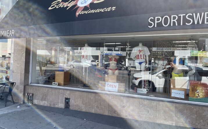 Pictures of Retail, Office property located at 18616 Ventura Blvd, Los Angeles, CA 91356 for lease - image #1