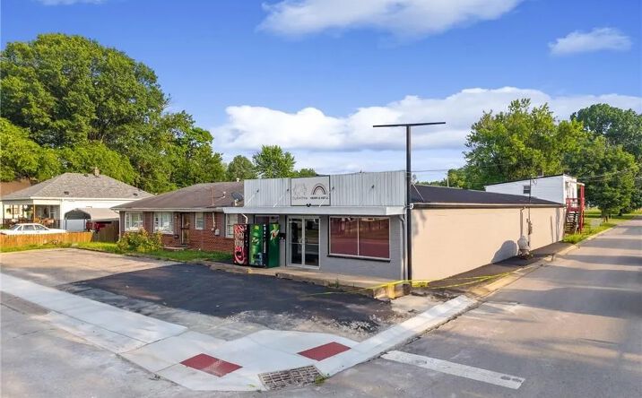 Pictures of Retail property located at 1945 Indiana Ave, New Albany, IN 47150 for lease - image #1