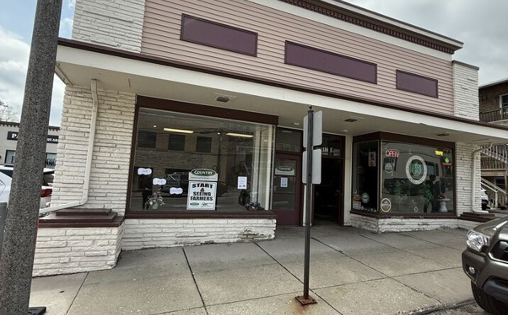 Pictures of Retail property located at 116 Calhoun Street E, Woodstock, IL 60098 for lease - image #1