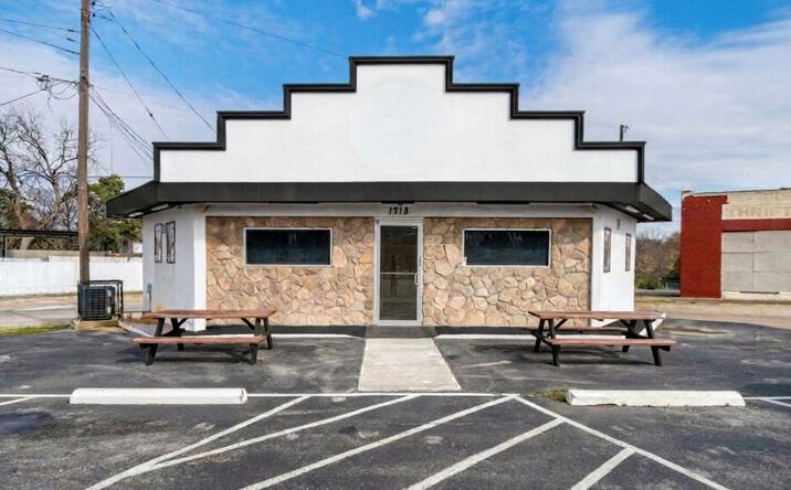 Pictures of Restaurant property located at 1718 S Ewing Ave, Dallas, TX 75216 for lease - image #1