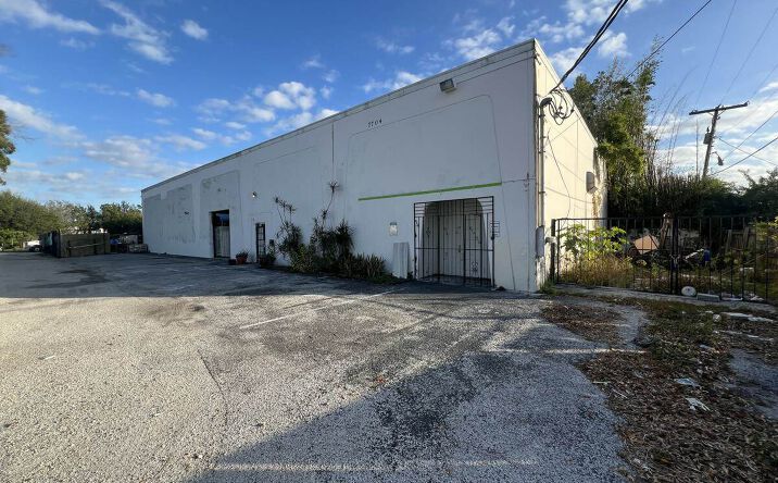 Pictures of Industrial property located at 7704 W Hillsborough Ave, Tampa, FL 33615 for lease - image #1