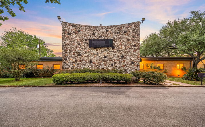 Pictures of Office property located at 9941 Rowlett Rd, Houston, TX 77075 for lease - image #1