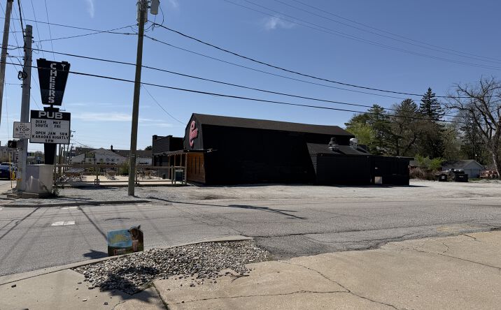 Pictures of Restaurant property located at 103 S Dixie Way, Roseland, IN 46637 for lease - image #1