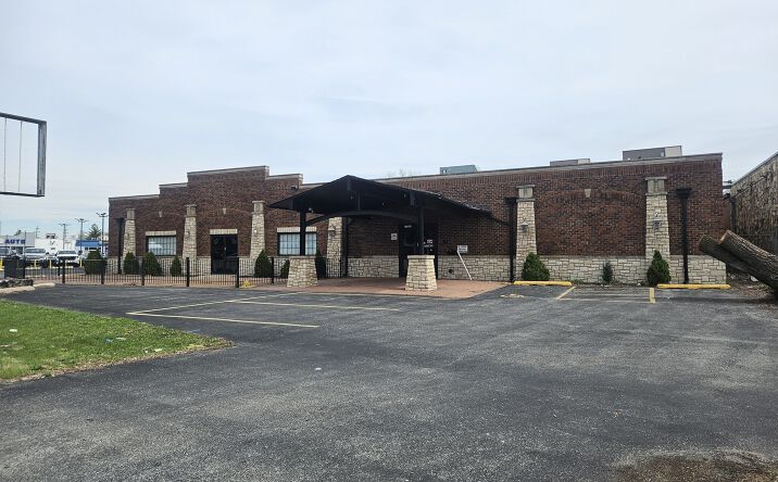 Pictures of Restaurant property located at 11011 SW Hwy, Palos Hills, IL 60465 for lease - image #1