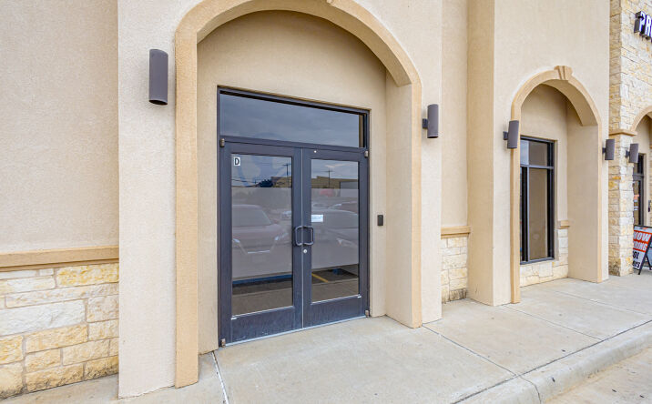 Pictures of Office property located at 302 Crossroads Loop, Laredo, TX 78045 for lease - image #1