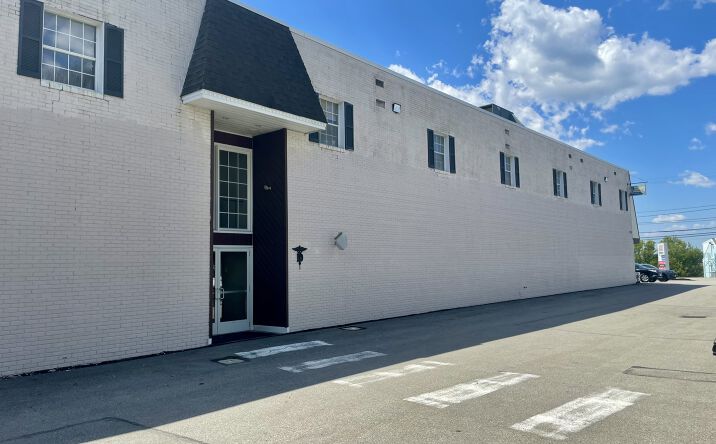 Pictures of Office property located at 1079 Greentree Rd, Pittsburgh, PA 15220 for lease - image #1