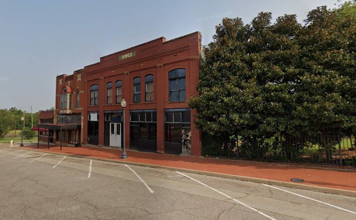 Pictures of Retail property located at 324 W Oklahoma Ave, Guthrie, OK 73044 for lease - image #1