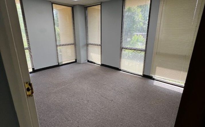 Pictures of Office property located at 1880 LAKELAND DR, JACKSON, MS 39216-4916 for lease - image #1