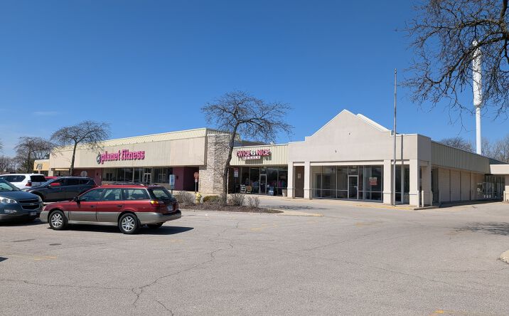 Pictures of Retail property located at 875 East Geneva Road, Carol Stream, IL 60188 for lease - image #1
