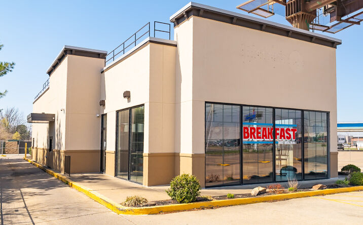 Pictures of Retail, Restaurant property located at 400 N BURKHARDT RD, EVANSVILLE, IN 47715 for lease - image #1