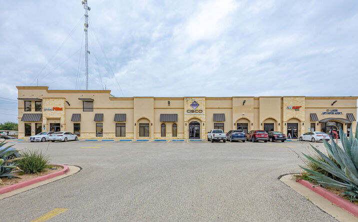 Pictures of Office property located at 302 Crossroads Loop, Laredo, TX 78045 for lease - image #1