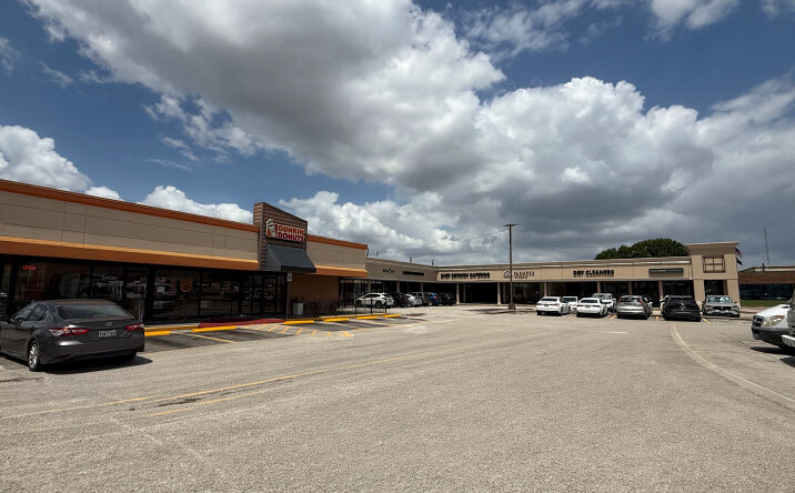 Pictures of Retail property located at 5400 Bellaire Blvd, Houston, TX 77401 for lease - image #1
