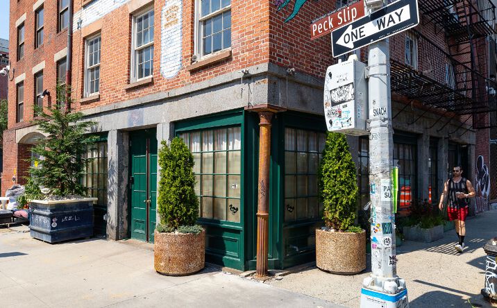 Pictures of Retail property located at 45 Peck Slip, New York, NY 11201 for lease - image #1