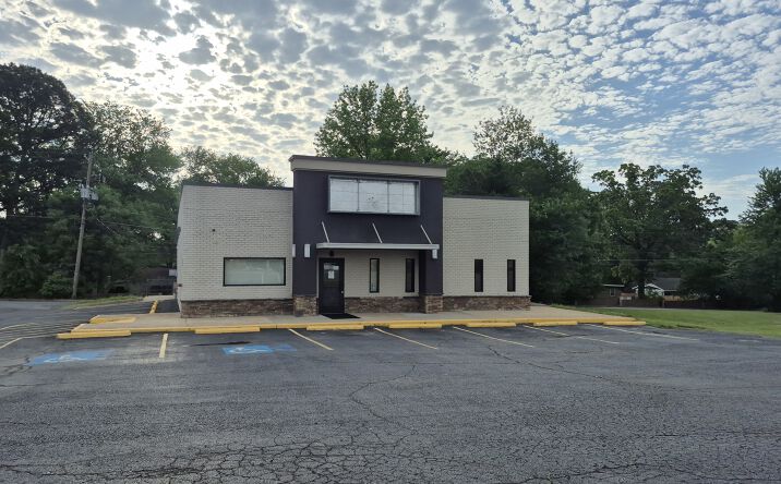 Pictures of Retail, Office, Special Purpose property located at 201 Airport Road, Hot Springs, AR 71913 for lease - image #1