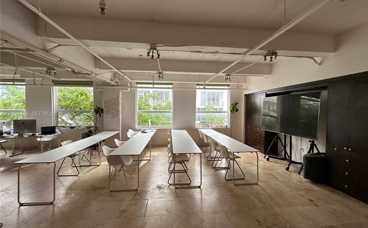 Pictures of Office property located at 168 SE 1st St # 400, Miami, FL 33131 for lease - image #1