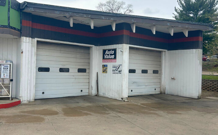 Pictures of Retail property located at 6400 Douglas Avenue, Urbandale, IA 50322 for lease - image #1