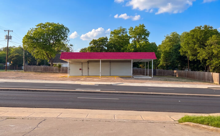 Pictures of Retail, Restaurant property located at 1025 W Waco Dr, Waco, TX 76707 for lease - image #1