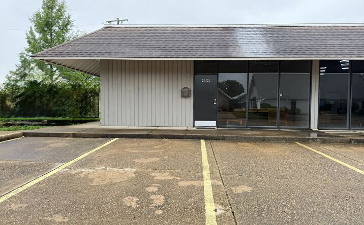 Pictures of Office property located at 1272 DORCHESTER DR, ALEXANDRIA, LA 71303 for lease - image #1