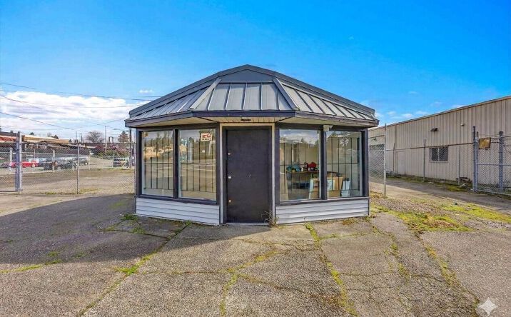 Pictures of Retail, Land, Special Purpose property located at 9808 17th Avenue Southwest, Seattle, WA 98106 for lease - image #1
