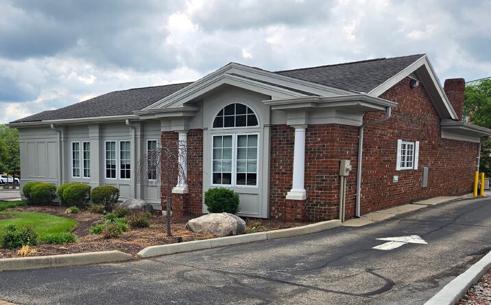 Pictures of Retail property located at 9635 Montgomery Rd, Cincinnati, OH 45242 for lease - image #1