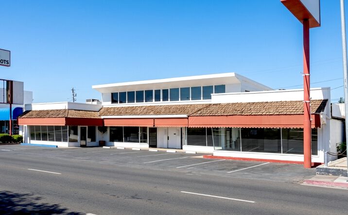 Pictures of Retail property located at 6125 N BLACKSTONE AVE, FRESNO, CA 93710-5009 for lease - image #1