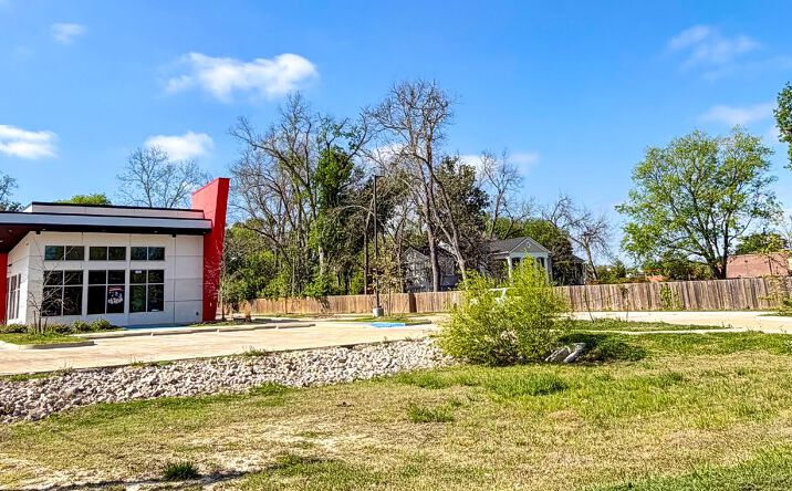 Pictures of Retail, Restaurant property located at 908 E Tyler St, Athens, TX 75751 for lease - image #1