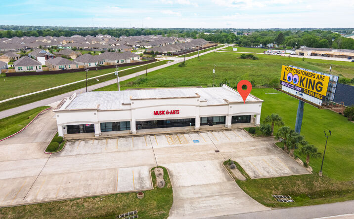 Pictures of Retail, Office, Special Purpose property located at 2101 Texas 35 Loop, Alvin, TX 77511 for lease - image #1