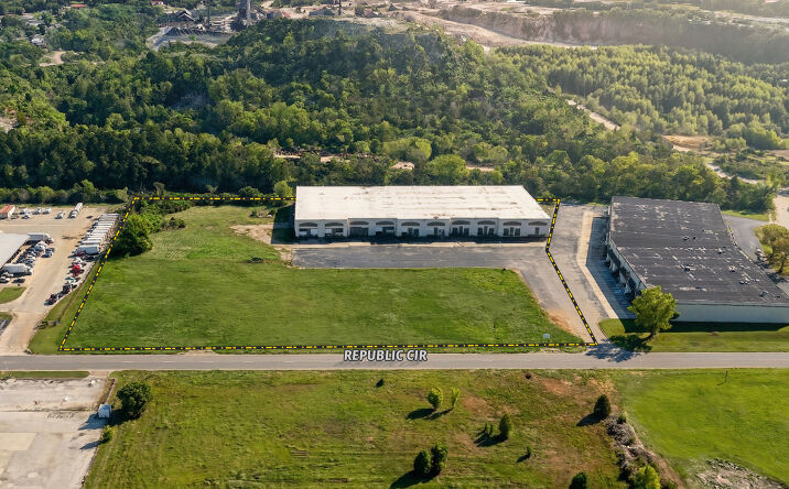 Pictures of Industrial property located at 621 Republic Cir, Birmingham, AL 35214 for lease - image #1