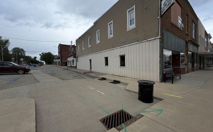 Pictures of Office, Retail, Restaurant property located at 17 E FORT Street, Farmington, IL 61531 for lease - image #1