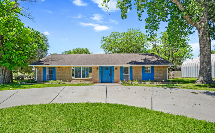 Pictures of Special Purpose property located at 1218 South Johnson Street, Alvin, TX 77511 for lease - image #1
