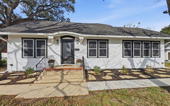 Pictures of Retail property located at 208 Goodwin Ave, Victoria, TX 77901 for lease - image #1