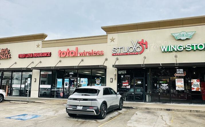Pictures of Retail property located at 5185 W 34th St, Houston, TX 77092 for lease - image #1