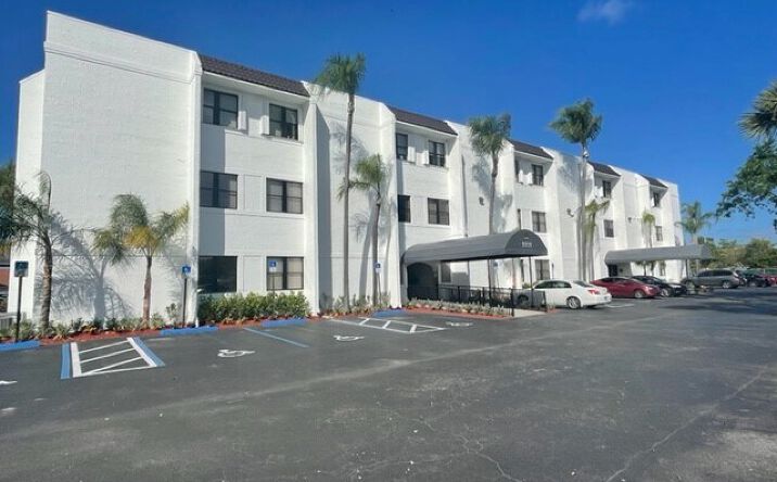 Pictures of Office property located at 1111 Southeast Federal Highway, Stuart, FL 34994 for lease - image #1