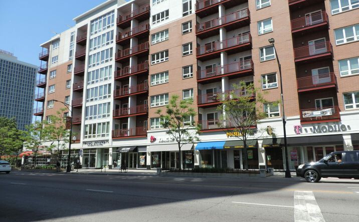 Pictures of Retail property located at 6466 N Sheridan Rd, Chicago, IL 60626 for lease - image #1