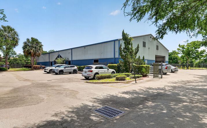 Pictures of Industrial property located at 2721 PEMBERTON DR, APOPKA, FL 32703-9455 for lease - image #1