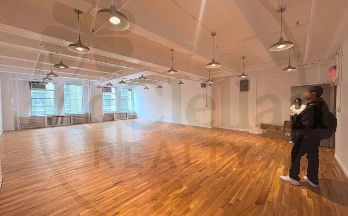 Pictures of Retail, Office property located at West 37th, New York, NY 10018 for lease - image #1