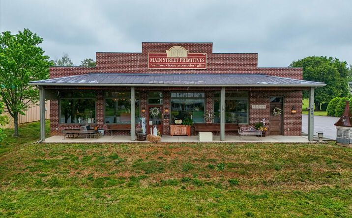Pictures of Retail property located at 2821 W MAIN ST, SALEM, VA 24153-2059 for lease - image #1
