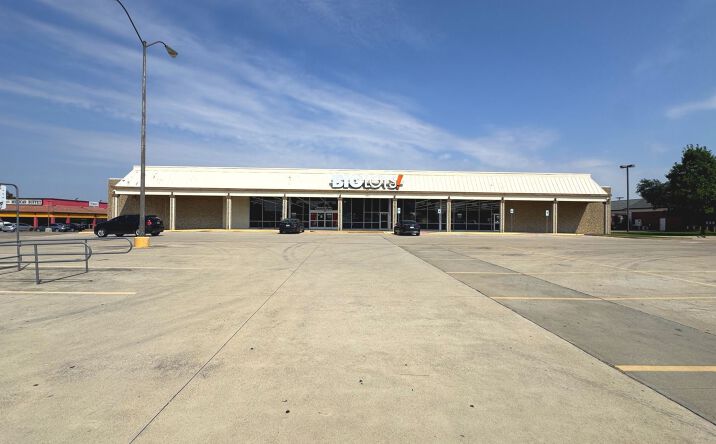 Pictures of Retail property located at 2865 Valley View Lane, Farmers Branch, TX 75234 for lease - image #1
